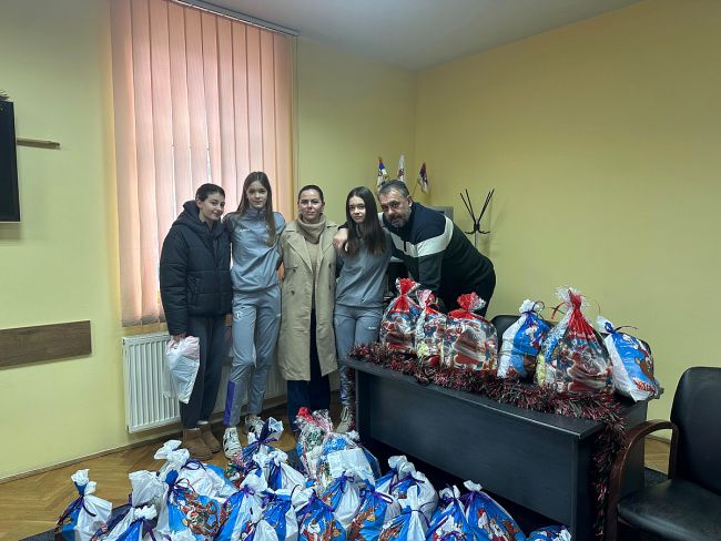 aaaTehničar poklanja paketiće